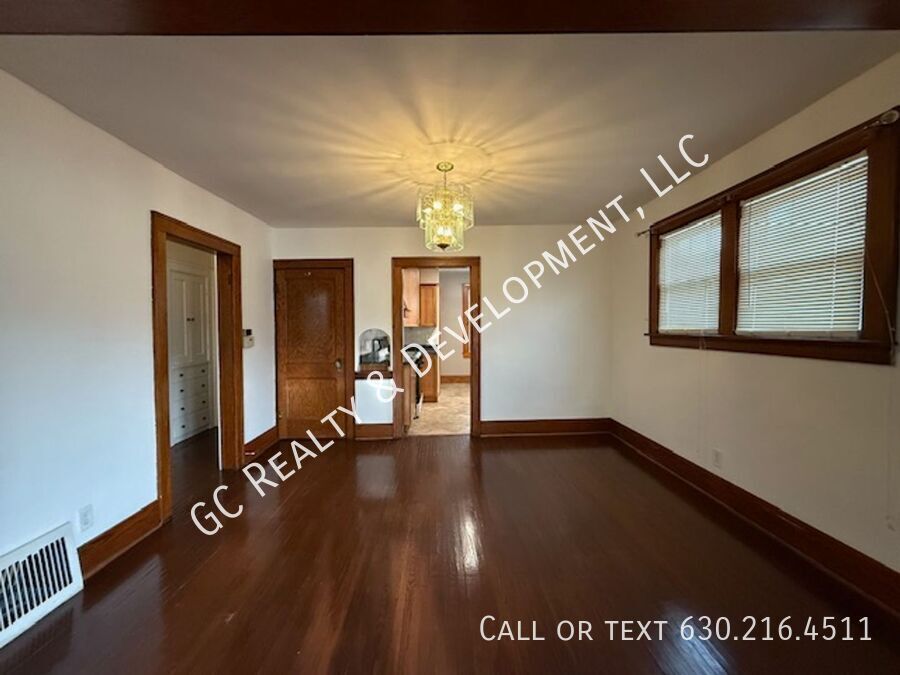 *** 2 BDRM / PET FRIENDLY / ATTIC STORAGE / BASEMENT / TONS OF PARKING *** property image