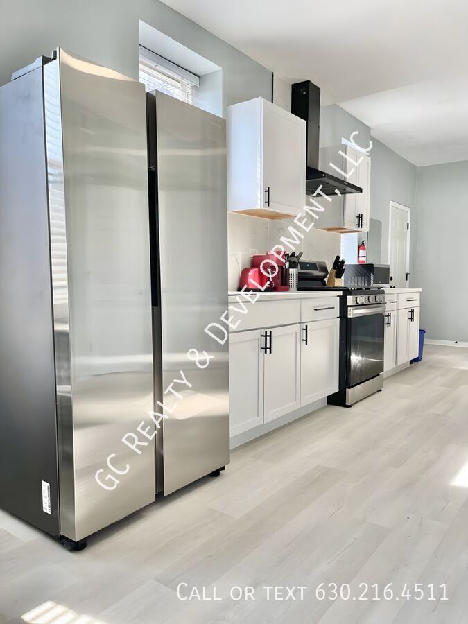 *** 1 MONTH FREE / 2 BDRM / IN UNIT LAUNDRY / SS APPL / CENTRAL AC / PET FRIENDLY / WALK TO TRAIN *** property image