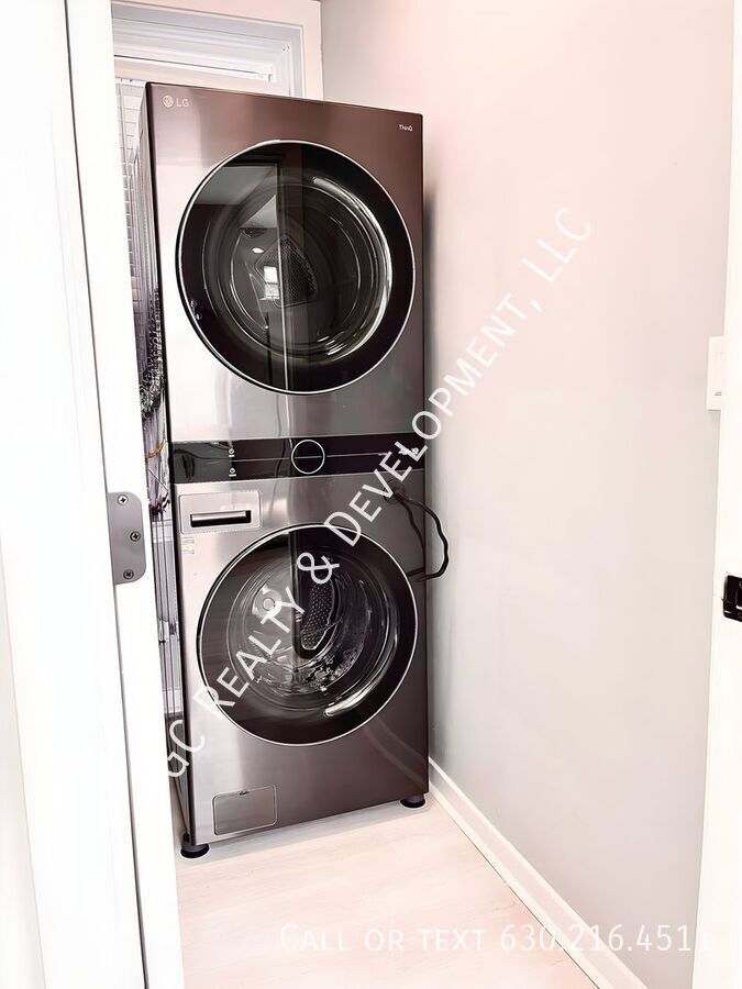 *** 1 MONTH FREE / 2 BDRM / IN UNIT LAUNDRY / SS APPL / CENTRAL AC / PET FRIENDLY / WALK TO TRAIN *** property image