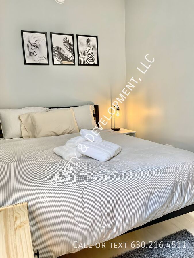 *** 1 MONTH FREE / 2 BDRM / IN UNIT LAUNDRY / SS APPL / CENTRAL AC / PET FRIENDLY / WALK TO TRAIN *** property image