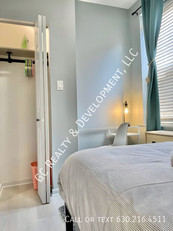 *** 1 MONTH FREE / 2 BDRM / IN UNIT LAUNDRY / SS APPL / CENTRAL AC / PET FRIENDLY / WALK TO TRAIN *** property image