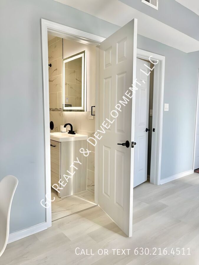 *** 1 MONTH FREE / 2 BDRM / IN UNIT LAUNDRY / SS APPL / CENTRAL AC / PET FRIENDLY / WALK TO TRAIN *** property image