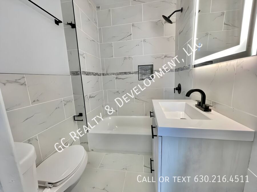 *** 1 MONTH FREE / 2 BDRM / IN UNIT LAUNDRY / SS APPL / CENTRAL AC / PET FRIENDLY / WALK TO TRAIN *** property image