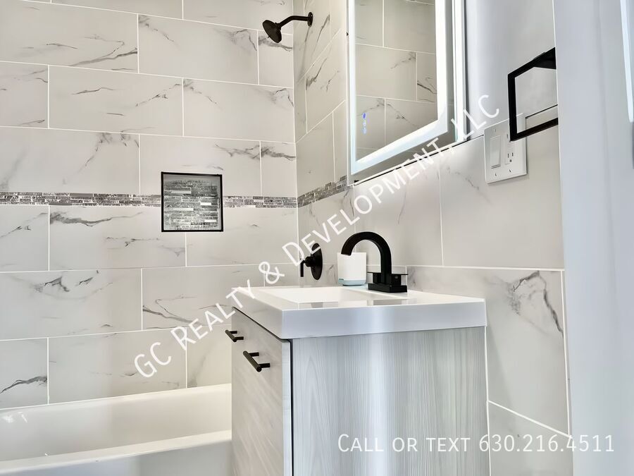 *** 1 MONTH FREE / 2 BDRM / IN UNIT LAUNDRY / SS APPL / CENTRAL AC / PET FRIENDLY / WALK TO TRAIN *** property image