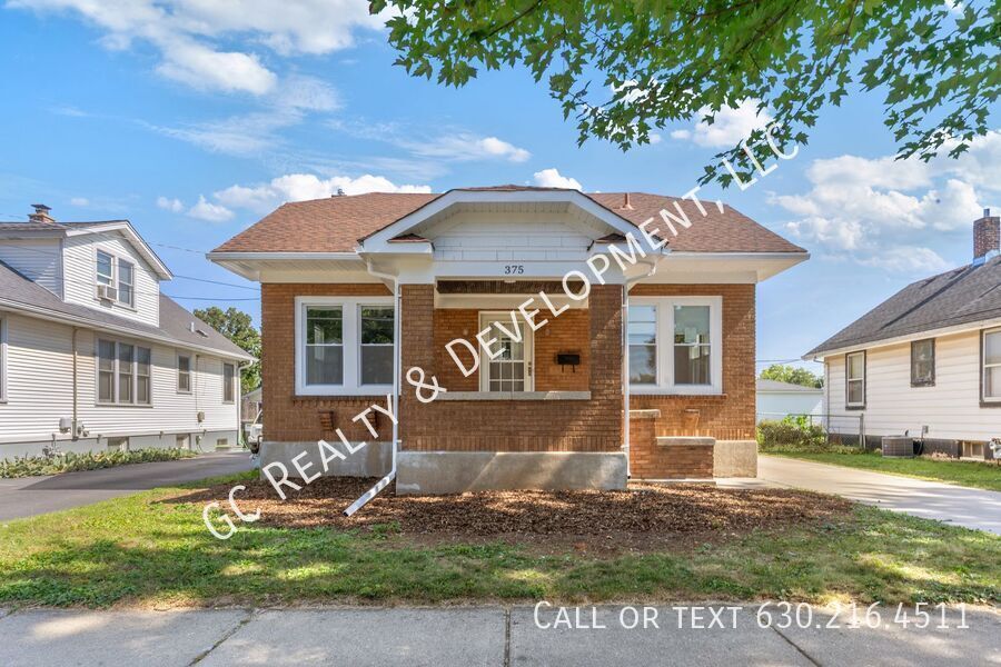 *** 3 BDRM - 2 BTH / BASEMENT / CENTRAL AC / IN UNIT LAUNDRY / WALK TO TRAIN *** property image