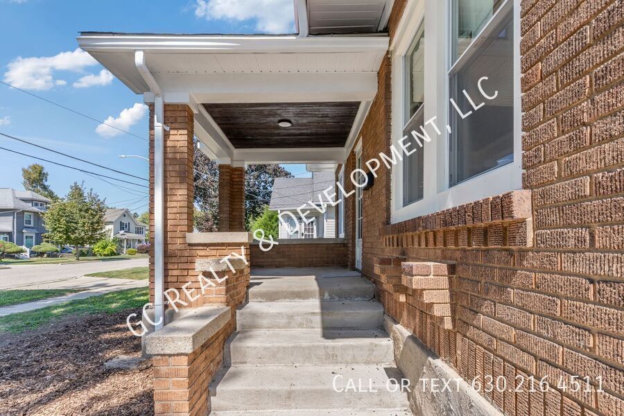 *** 3 BDRM - 2 BTH / BASEMENT / CENTRAL AC / IN UNIT LAUNDRY / WALK TO TRAIN *** property image