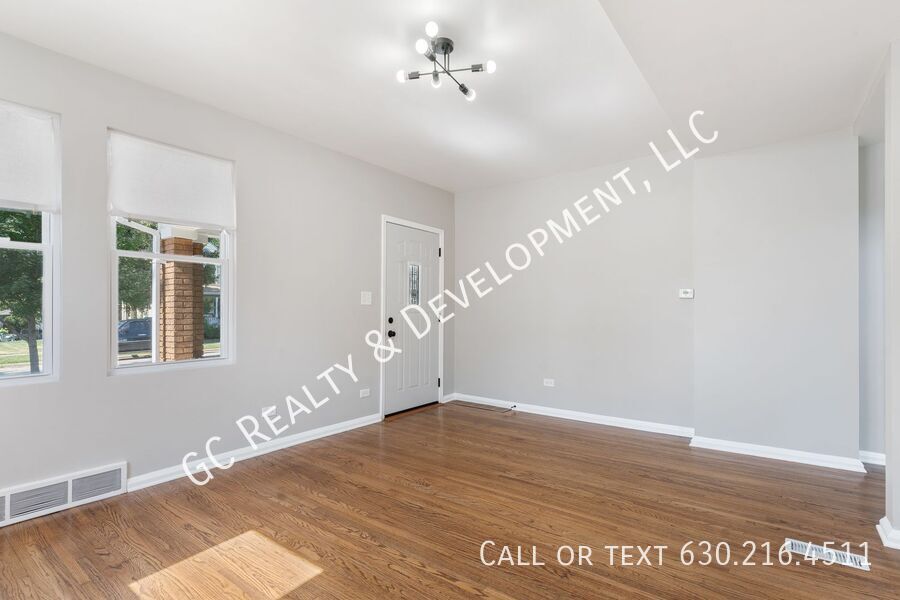 *** 3 BDRM - 2 BTH / BASEMENT / CENTRAL AC / IN UNIT LAUNDRY / WALK TO TRAIN *** property image