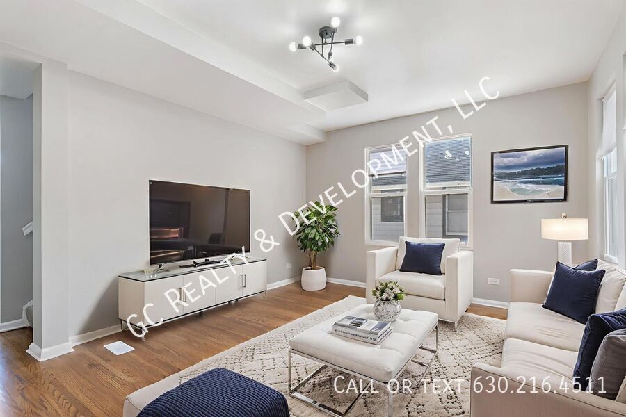 *** 3 BDRM - 2 BTH / BASEMENT / CENTRAL AC / IN UNIT LAUNDRY / WALK TO TRAIN *** property image