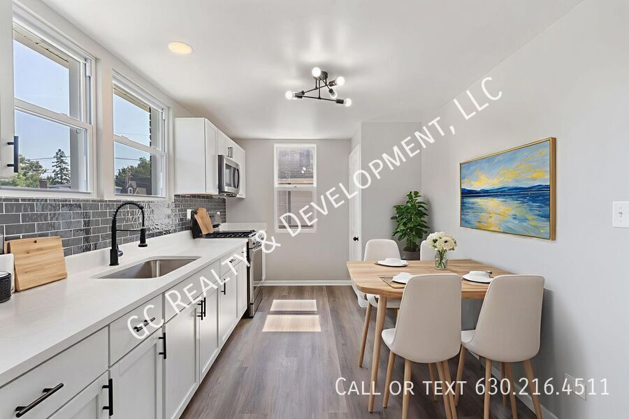 *** 3 BDRM - 2 BTH / BASEMENT / CENTRAL AC / IN UNIT LAUNDRY / WALK TO TRAIN *** property image