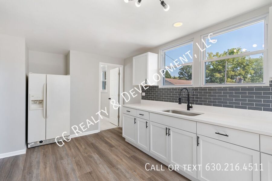 *** 3 BDRM - 2 BTH / BASEMENT / CENTRAL AC / IN UNIT LAUNDRY / WALK TO TRAIN *** property image