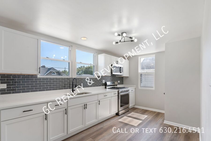 *** 3 BDRM - 2 BTH / BASEMENT / CENTRAL AC / IN UNIT LAUNDRY / WALK TO TRAIN *** property image