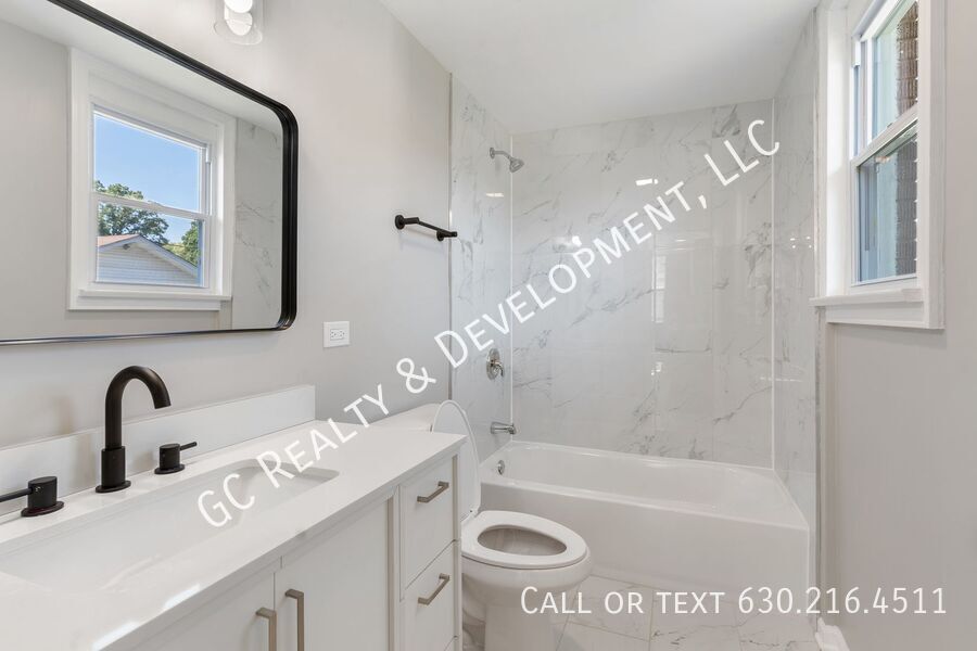 *** 3 BDRM - 2 BTH / BASEMENT / CENTRAL AC / IN UNIT LAUNDRY / WALK TO TRAIN *** property image