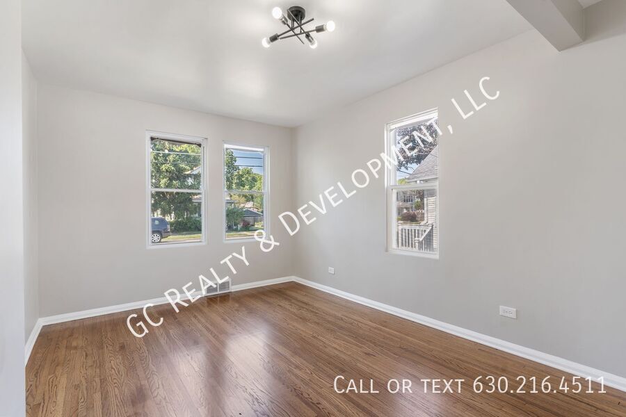 *** 3 BDRM - 2 BTH / BASEMENT / CENTRAL AC / IN UNIT LAUNDRY / WALK TO TRAIN *** property image