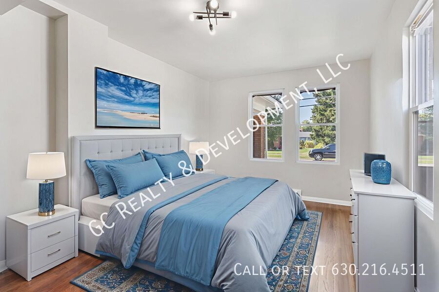 *** 3 BDRM - 2 BTH / BASEMENT / CENTRAL AC / IN UNIT LAUNDRY / WALK TO TRAIN *** property image