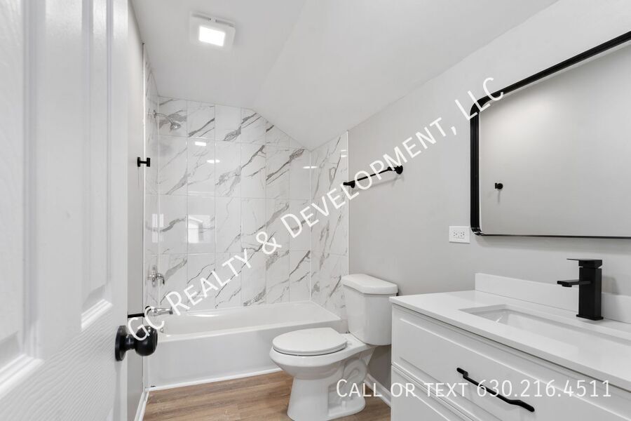 *** 3 BDRM - 2 BTH / BASEMENT / CENTRAL AC / IN UNIT LAUNDRY / WALK TO TRAIN *** property image