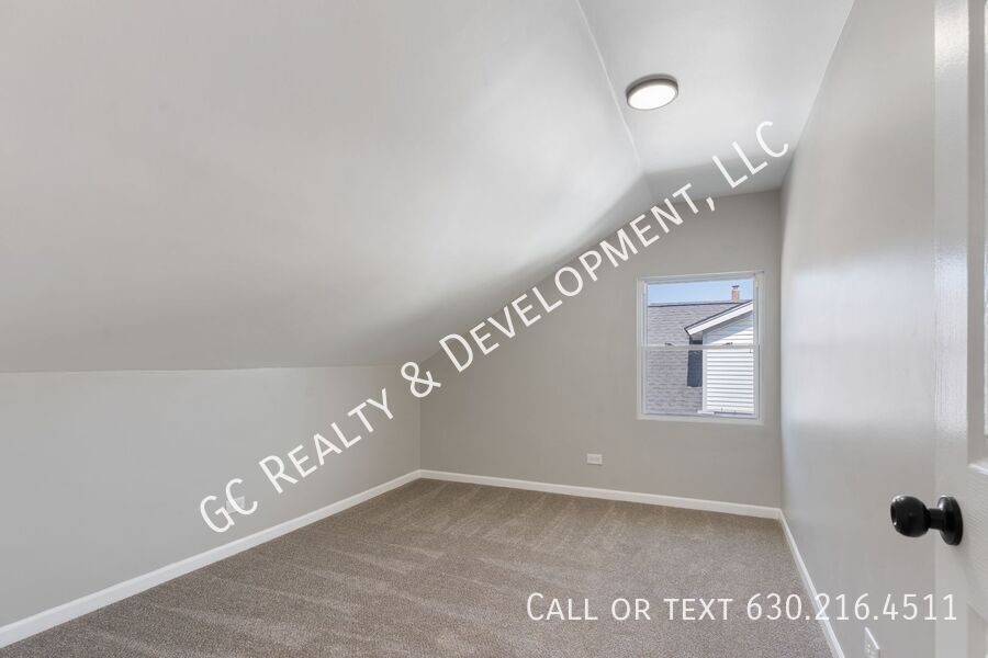 *** 3 BDRM - 2 BTH / BASEMENT / CENTRAL AC / IN UNIT LAUNDRY / WALK TO TRAIN *** property image