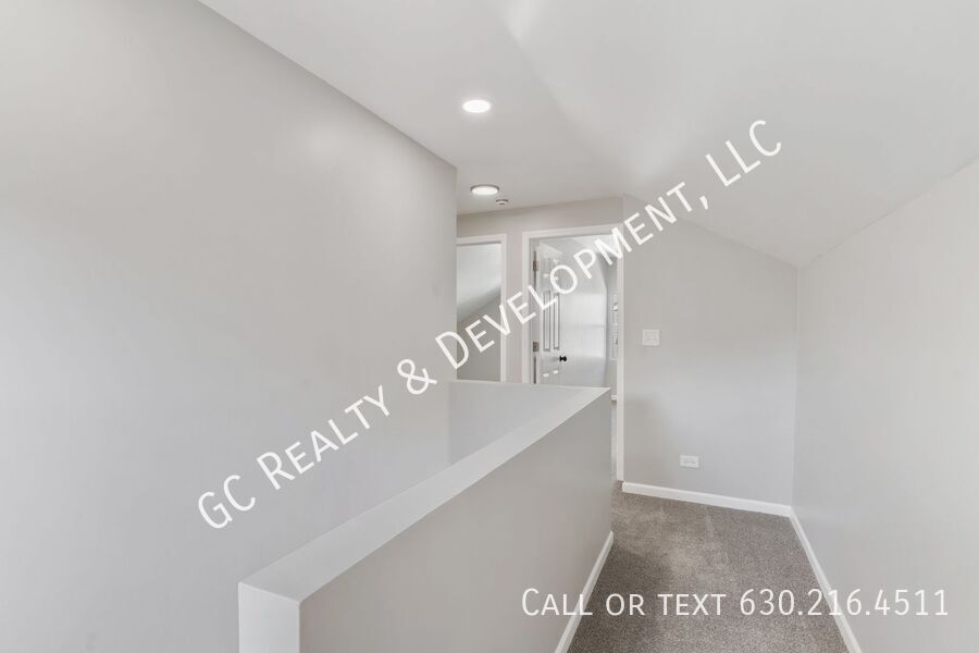 *** 3 BDRM - 2 BTH / BASEMENT / CENTRAL AC / IN UNIT LAUNDRY / WALK TO TRAIN *** property image