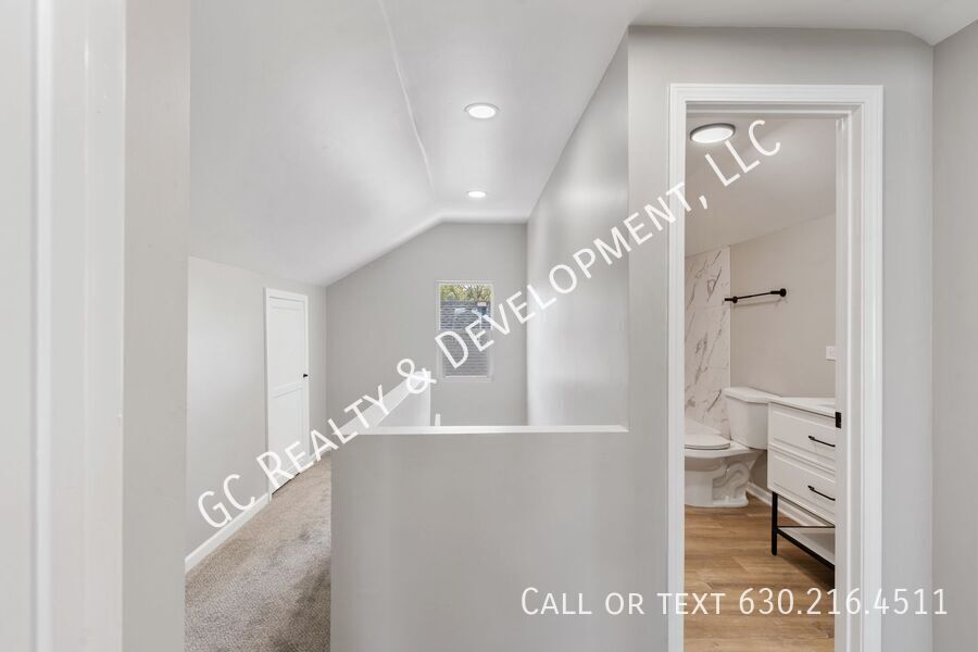 *** 3 BDRM - 2 BTH / BASEMENT / CENTRAL AC / IN UNIT LAUNDRY / WALK TO TRAIN *** property image