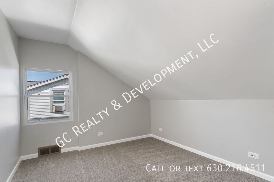 *** 3 BDRM - 2 BTH / BASEMENT / CENTRAL AC / IN UNIT LAUNDRY / WALK TO TRAIN *** property image