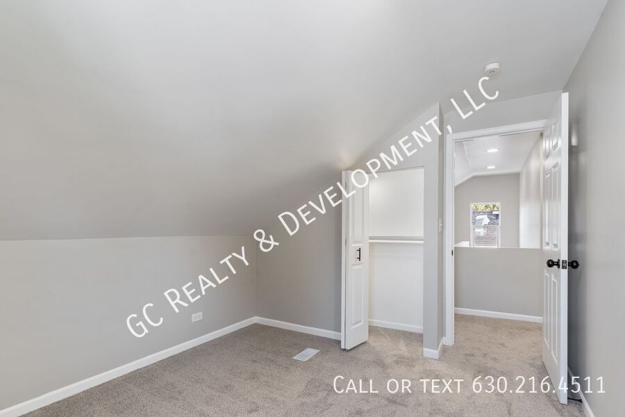 *** 3 BDRM - 2 BTH / BASEMENT / CENTRAL AC / IN UNIT LAUNDRY / WALK TO TRAIN *** property image