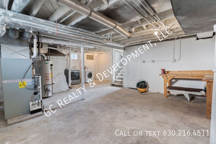 *** 3 BDRM - 2 BTH / BASEMENT / CENTRAL AC / IN UNIT LAUNDRY / WALK TO TRAIN *** property image