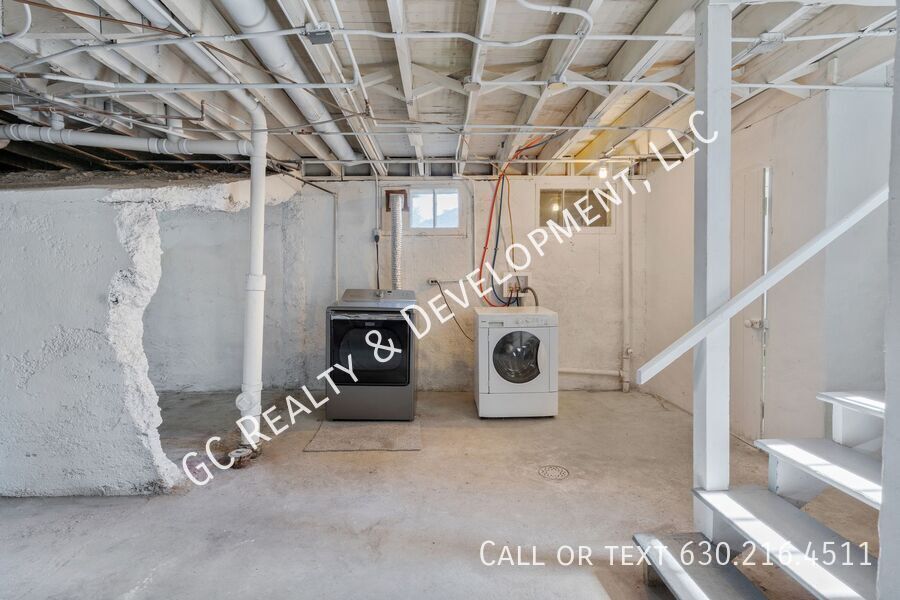 *** 3 BDRM - 2 BTH / BASEMENT / CENTRAL AC / IN UNIT LAUNDRY / WALK TO TRAIN *** property image