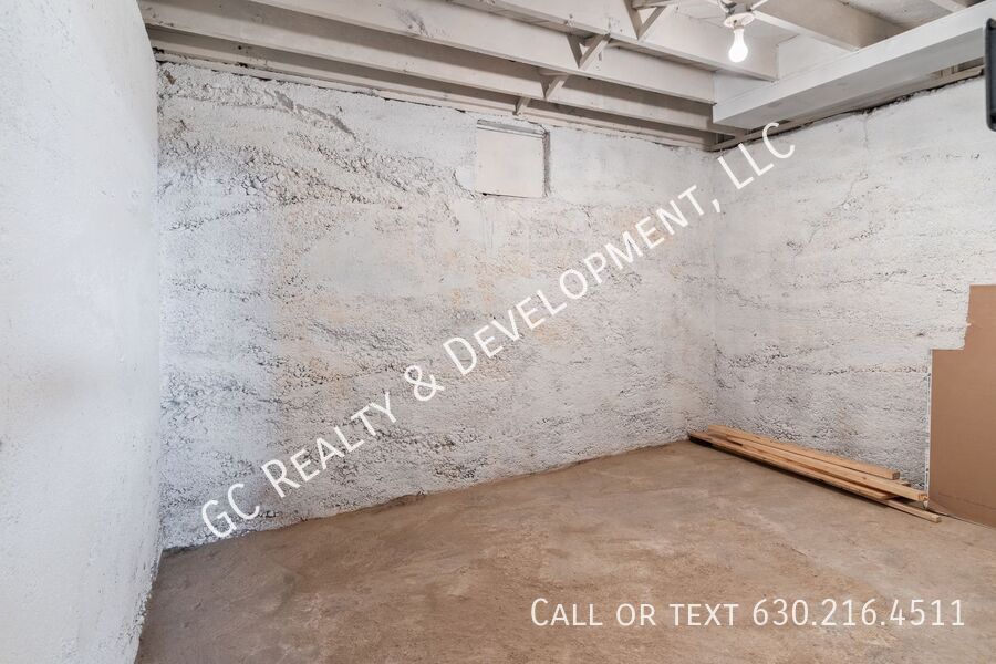 *** 3 BDRM - 2 BTH / BASEMENT / CENTRAL AC / IN UNIT LAUNDRY / WALK TO TRAIN *** property image