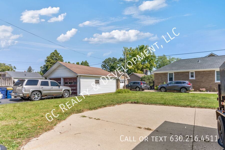 *** 3 BDRM - 2 BTH / BASEMENT / CENTRAL AC / IN UNIT LAUNDRY / WALK TO TRAIN *** property image