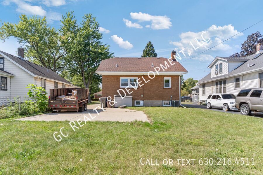 *** 3 BDRM - 2 BTH / BASEMENT / CENTRAL AC / IN UNIT LAUNDRY / WALK TO TRAIN *** property image