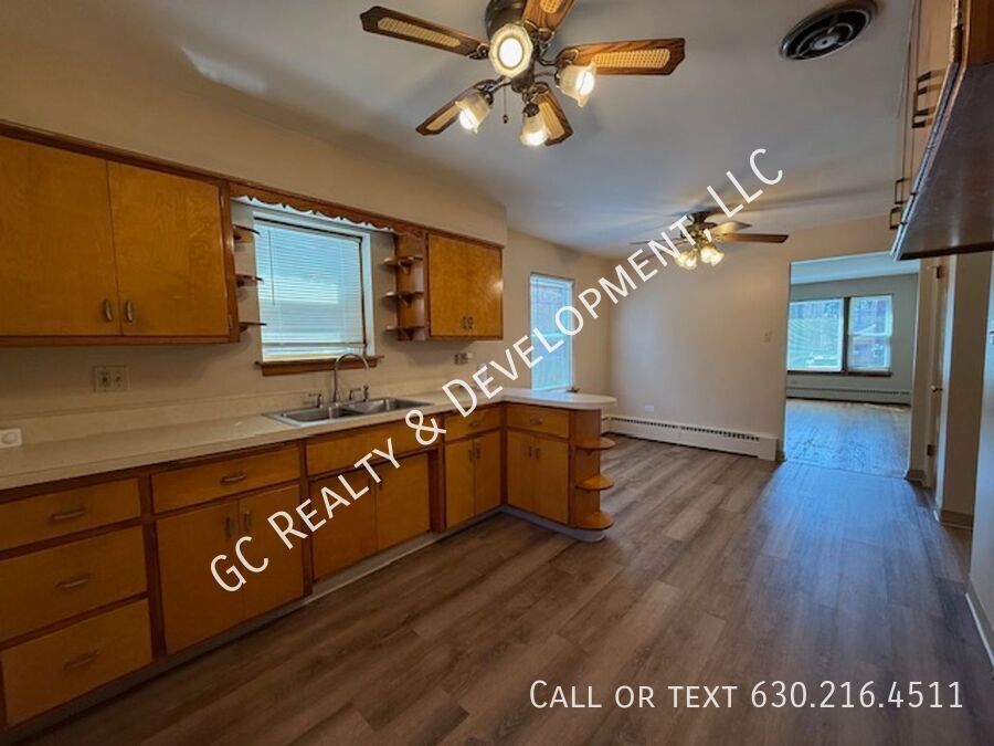 *** 3 BDRM / W&D ON SITE / SHARED GARAGE PARKING / CLOSE TO SHOPPING *** property image