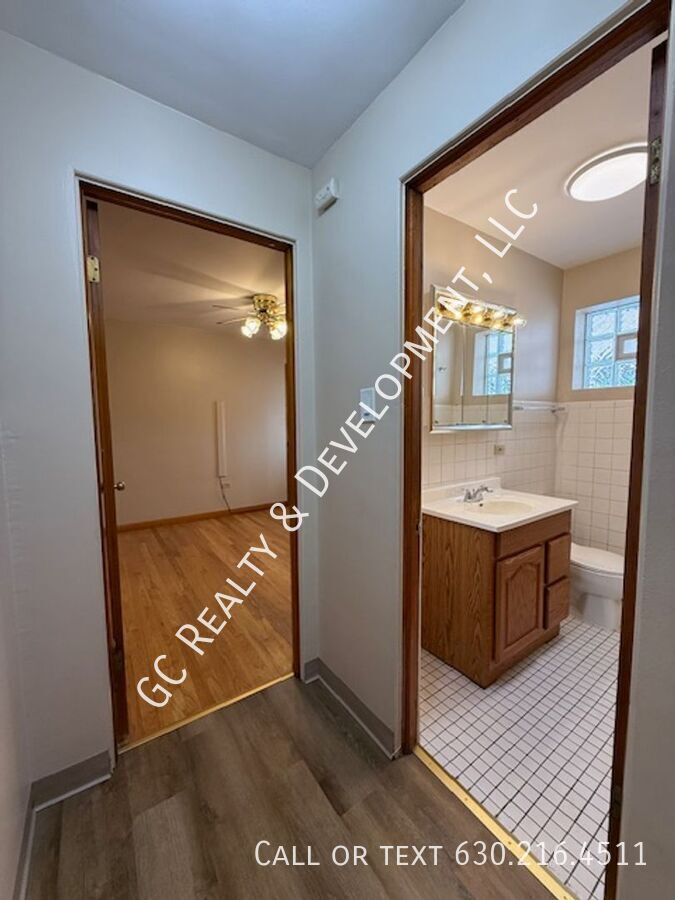 *** 3 BDRM / W&D ON SITE / SHARED GARAGE PARKING / CLOSE TO SHOPPING *** property image