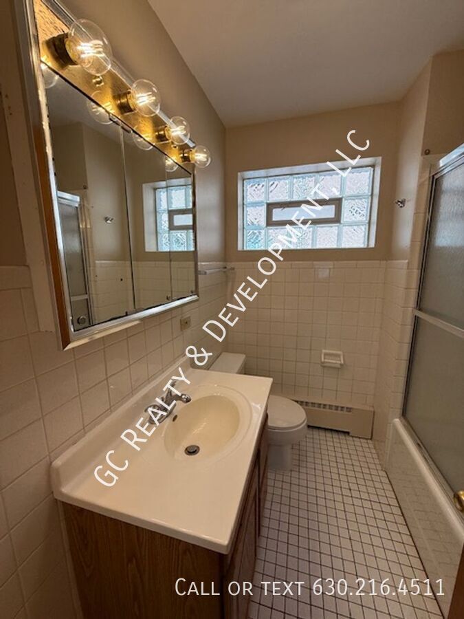 *** 3 BDRM / W&D ON SITE / SHARED GARAGE PARKING / CLOSE TO SHOPPING *** property image