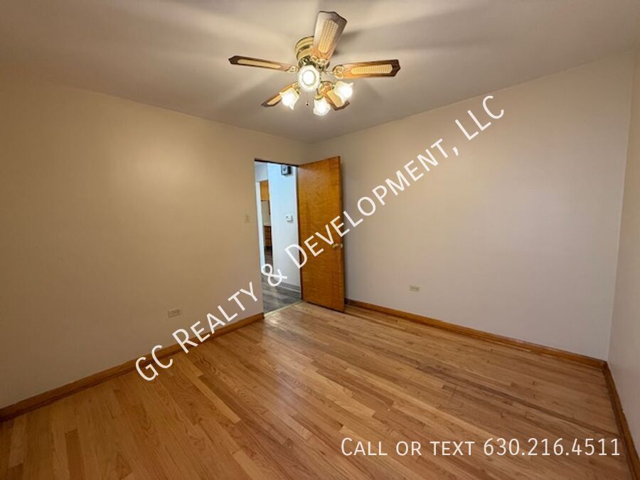 *** 3 BDRM / W&D ON SITE / SHARED GARAGE PARKING / CLOSE TO SHOPPING *** property image