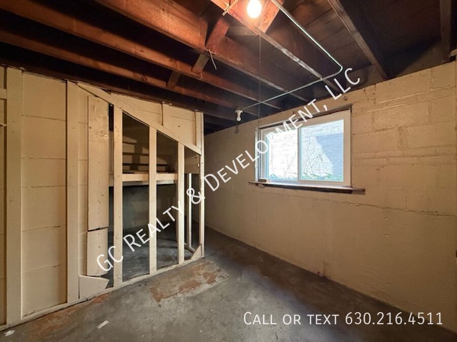 *** 3 BDRM / W&D ON SITE / SHARED GARAGE PARKING / CLOSE TO SHOPPING *** property image