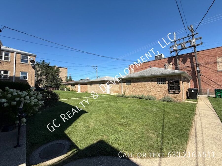 *** 3 BDRM / W&D ON SITE / SHARED GARAGE PARKING / CLOSE TO SHOPPING *** property image