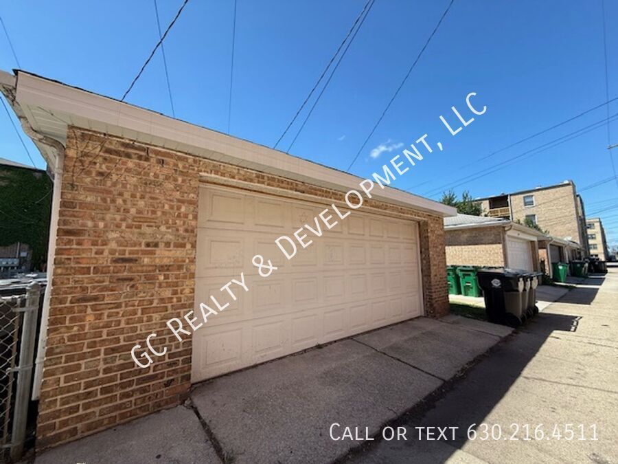 *** 3 BDRM / W&D ON SITE / SHARED GARAGE PARKING / CLOSE TO SHOPPING *** property image