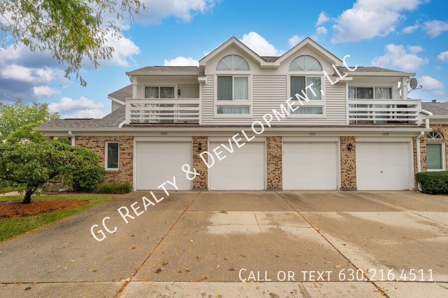 *** RECENTLY UPDATED / 2 BDRM -  2BTH / NEW IN UNIT LAUNDRY / GARAGE PARKING / STORAGE UNIT *** property image