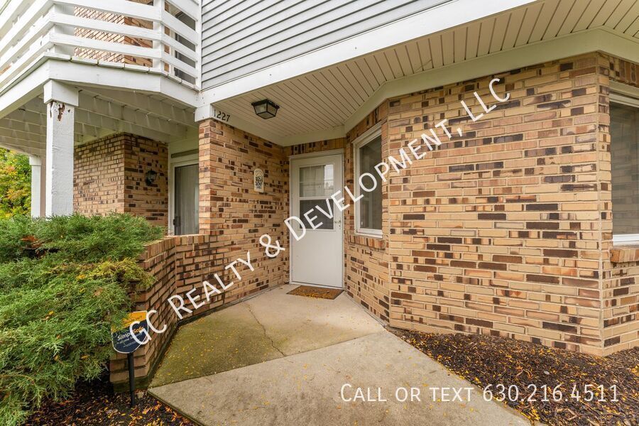 *** RECENTLY UPDATED / 2 BDRM -  2BTH / NEW IN UNIT LAUNDRY / GARAGE PARKING / STORAGE UNIT *** property image