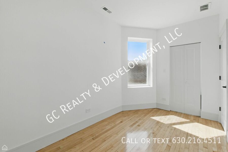 *** 1 MO RENT FREE / FULLY RENOVATED / CENTRAL AC / LAUNDRY HOOKUPS IN UNIT / WALK TO TRAIN / 1 PARKING SPOT *** property image