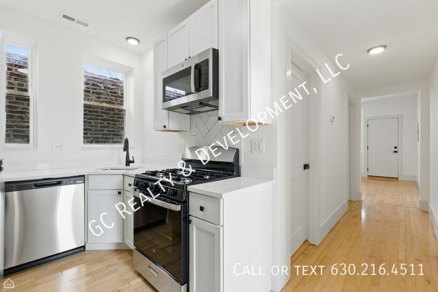 *** 1 MO RENT FREE / FULLY RENOVATED / CENTRAL AC / LAUNDRY HOOKUPS IN UNIT / WALK TO TRAIN / 1 PARKING SPOT *** property image