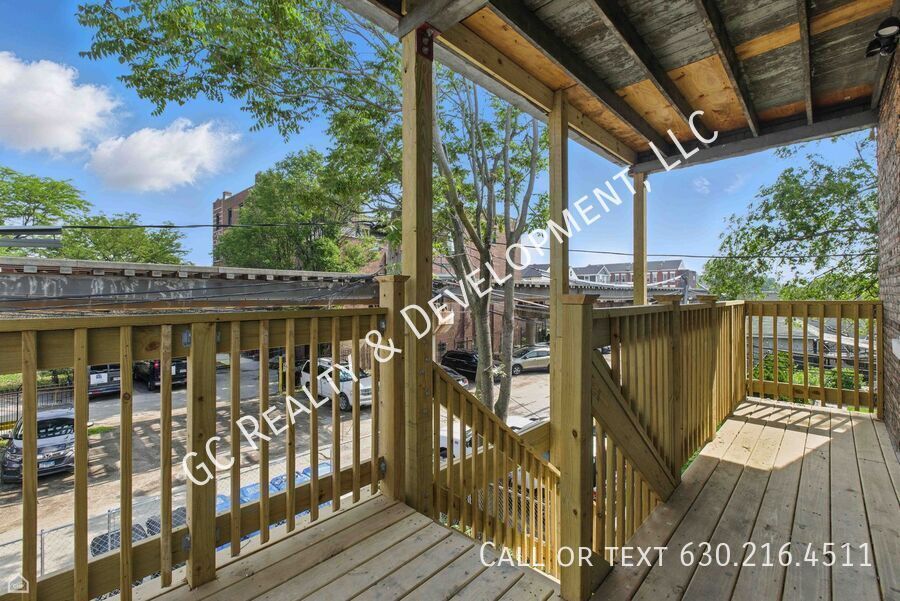 *** 1 MO RENT FREE / FULLY RENOVATED / CENTRAL AC / LAUNDRY HOOKUPS IN UNIT / WALK TO TRAIN / 1 PARKING SPOT *** property image