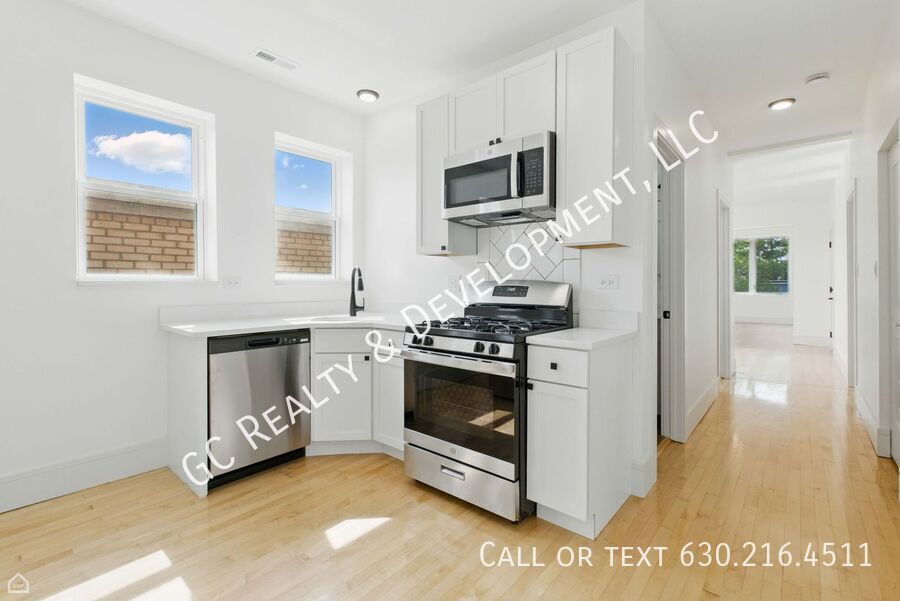 *** 1 MO RENT FREE / FULLY RENOVATED / CENTRAL AC / 3 BDRM - 2 BTH / LAUNDRY HOOKUPS IN UNIT / WALK TO TRAIN  *** property image