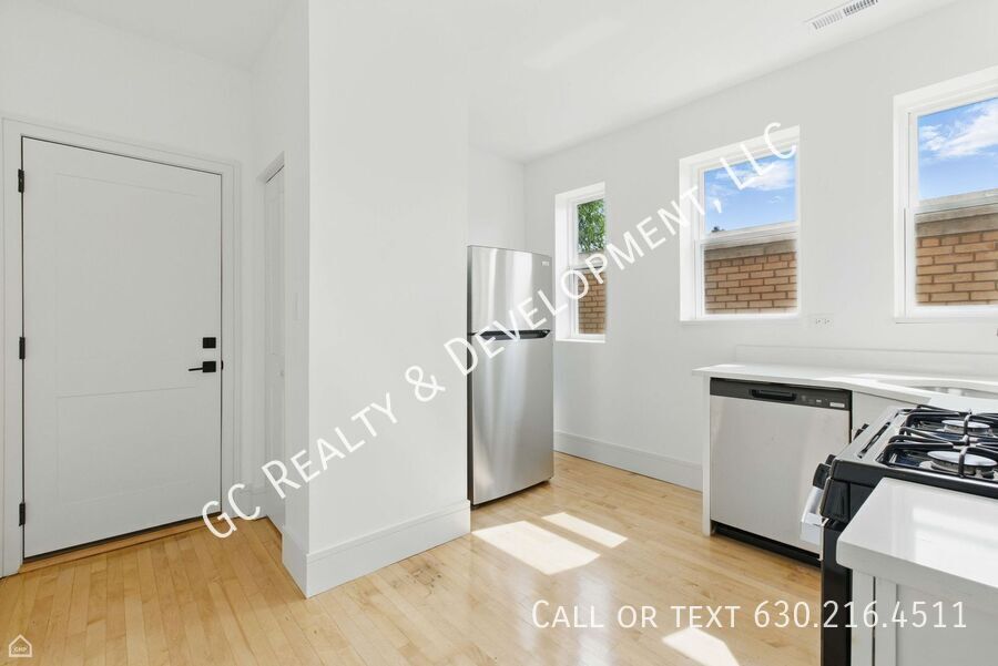 *** 1 MO RENT FREE / FULLY RENOVATED / CENTRAL AC / 3 BDRM - 2 BTH / LAUNDRY HOOKUPS IN UNIT / WALK TO TRAIN  *** property image