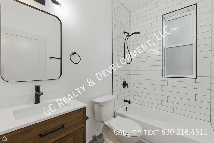 *** 1 MO RENT FREE / FULLY RENOVATED / CENTRAL AC / LAUNDRY HOOKUPS IN UNIT / WALK TO TRAIN / 1 PARKING SPOT *** property image