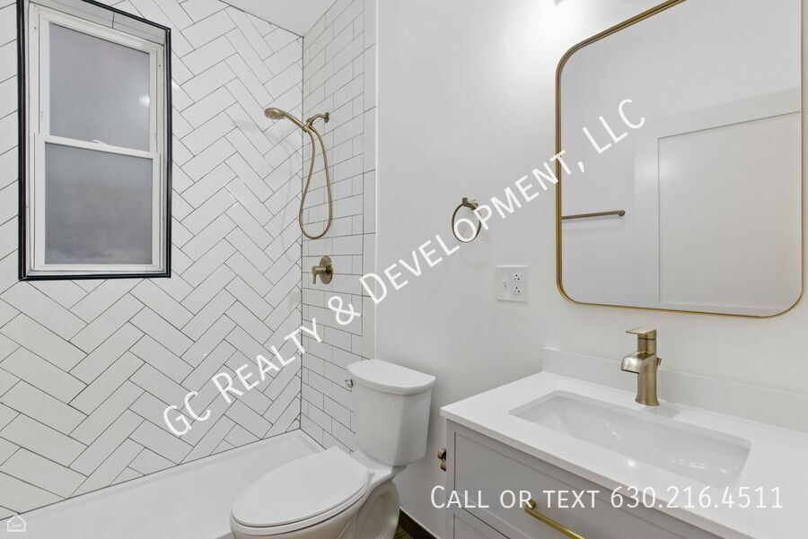 *** 1 MO RENT FREE / FULLY RENOVATED / CENTRAL AC / LAUNDRY HOOKUPS IN UNIT / WALK TO TRAIN / 1 PARKING SPOT *** property image