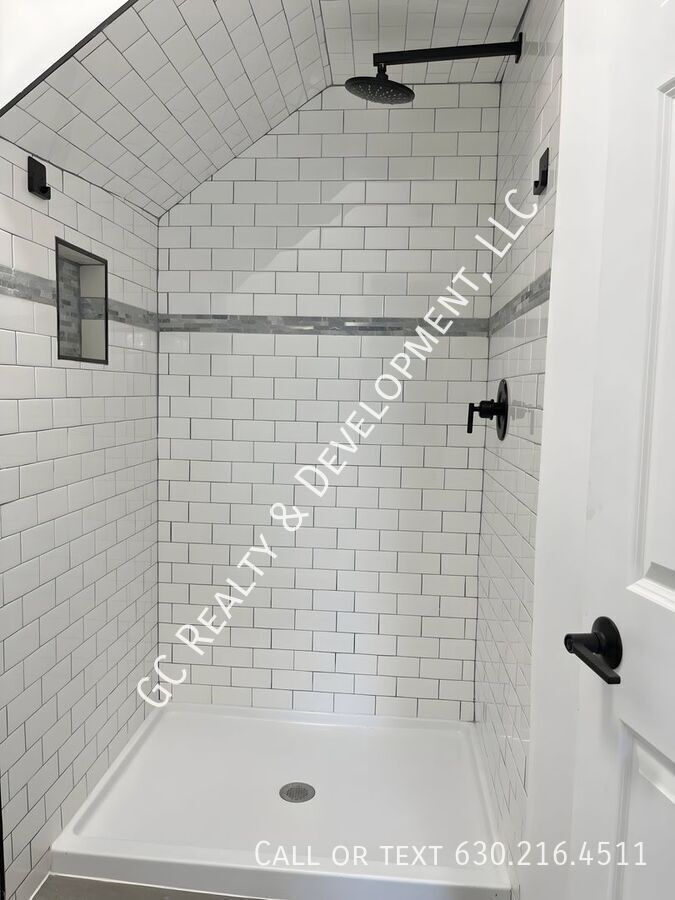 *** 1 MONTH FREE / PET FRIENDLY / FREE LAUNDRY ON SITE / CENTRAL AC / WIFI INCLUDED / WALK TO TRAIN *** property image