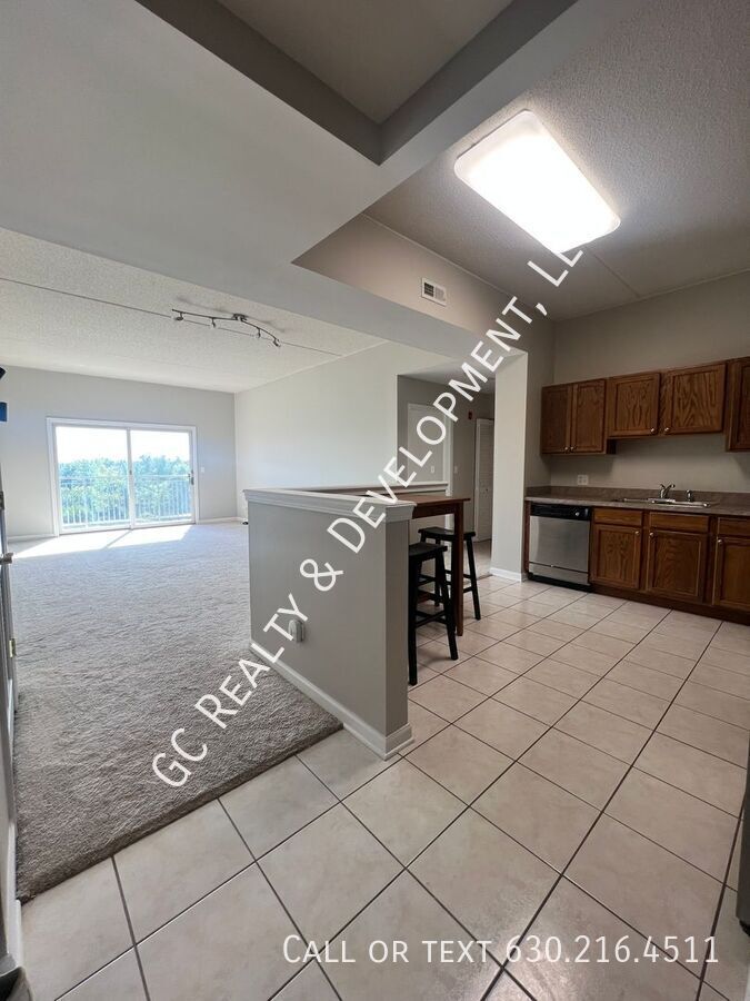 *** BEST VIEWS / 2 BDRM - 2 BTH / IN UNIT LAUNDRY / HEATED PARKING / POOL *** property image