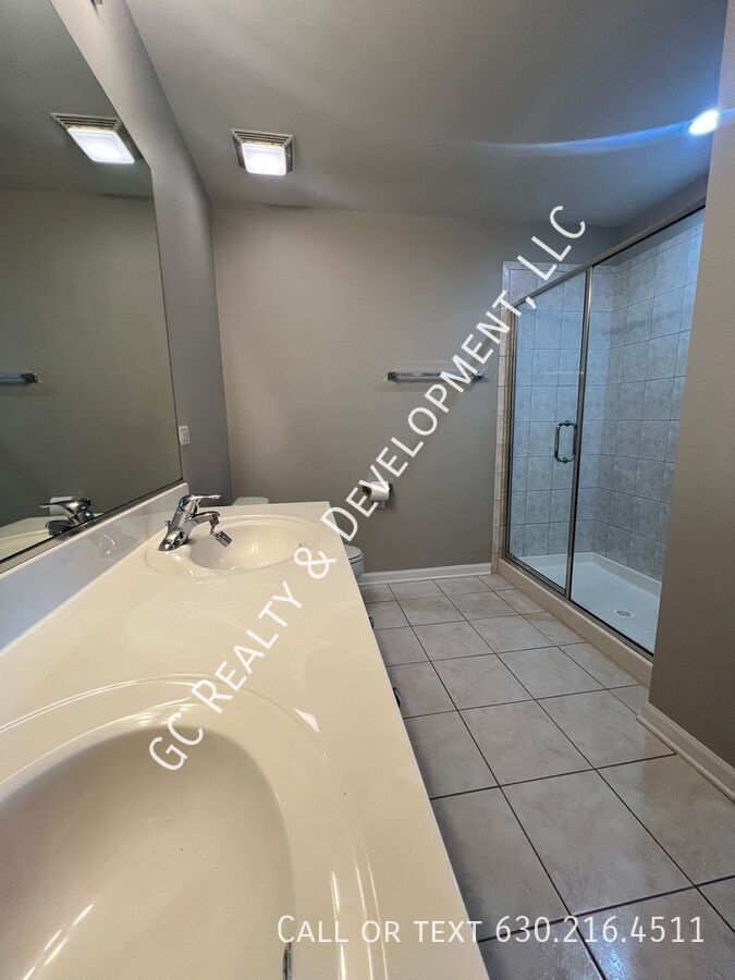 *** BEST VIEWS / 2 BDRM - 2 BTH / IN UNIT LAUNDRY / HEATED PARKING / POOL *** property image