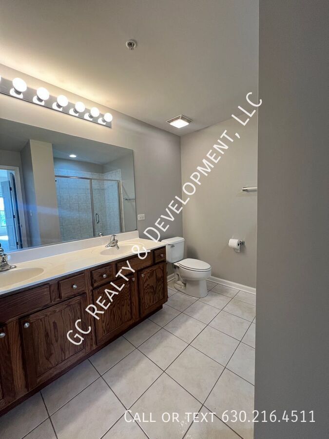 *** BEST VIEWS / 2 BDRM - 2 BTH / IN UNIT LAUNDRY / HEATED PARKING / POOL *** property image