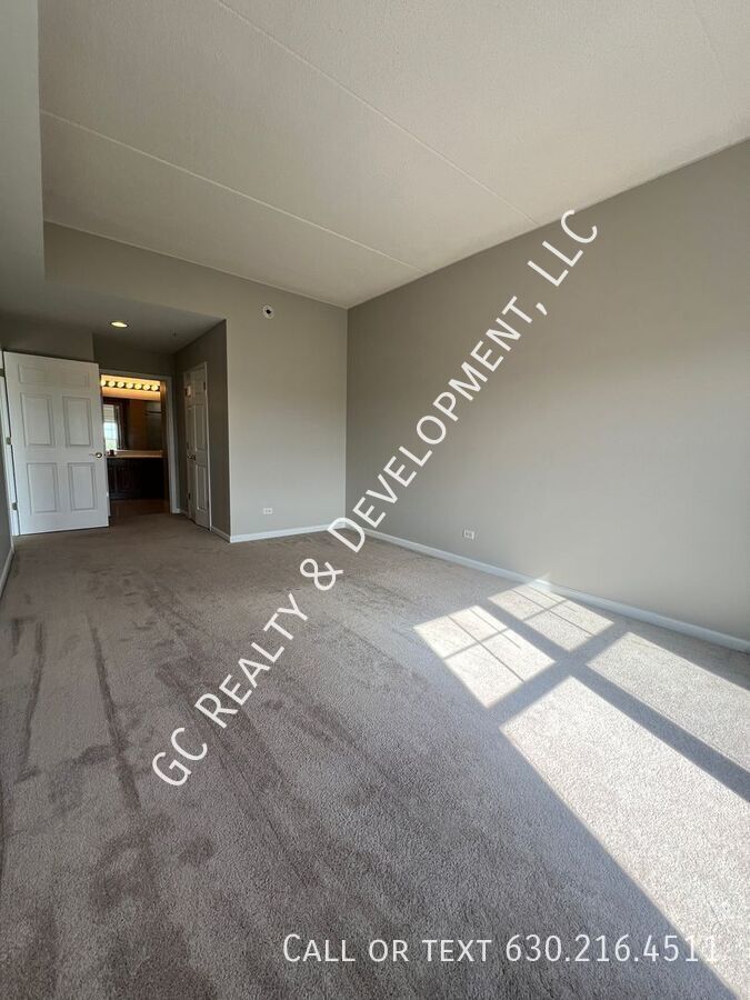 *** BEST VIEWS / 2 BDRM - 2 BTH / IN UNIT LAUNDRY / HEATED PARKING / POOL *** property image